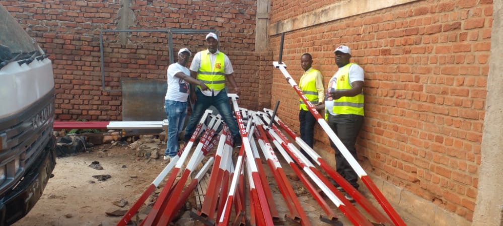 La génération Aimé Boji place des lampadaires dans certains coins de Kamanyola.