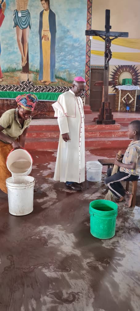 Uvira : L’évêque Sébastien Muyengo fait un état de lieu dans la paroisse inondée par les eaux de pluies à Mulongwe.