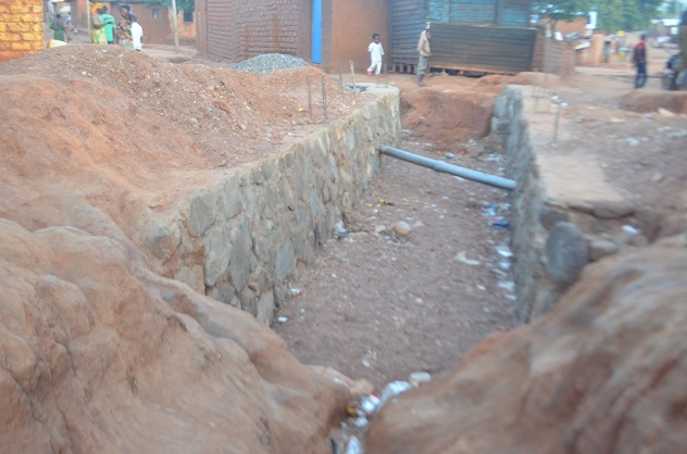 Le pont de passage construit par SAIDI ASUMANI Chirac à Kashenyi évolue bien.