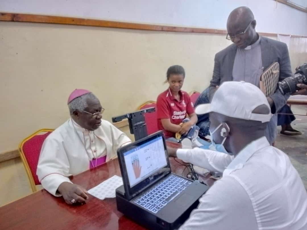 François Xavier Maroy archevêque de Bukavu remplie son devoir civique et appelle tout le monde à s’enrôler.