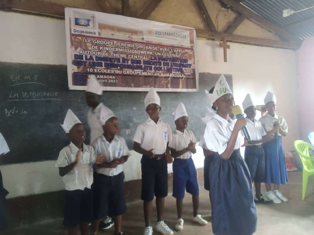 Droit de l’enfant à Kamanyola : Groupe Jérémie prime les écoles en plein festival.