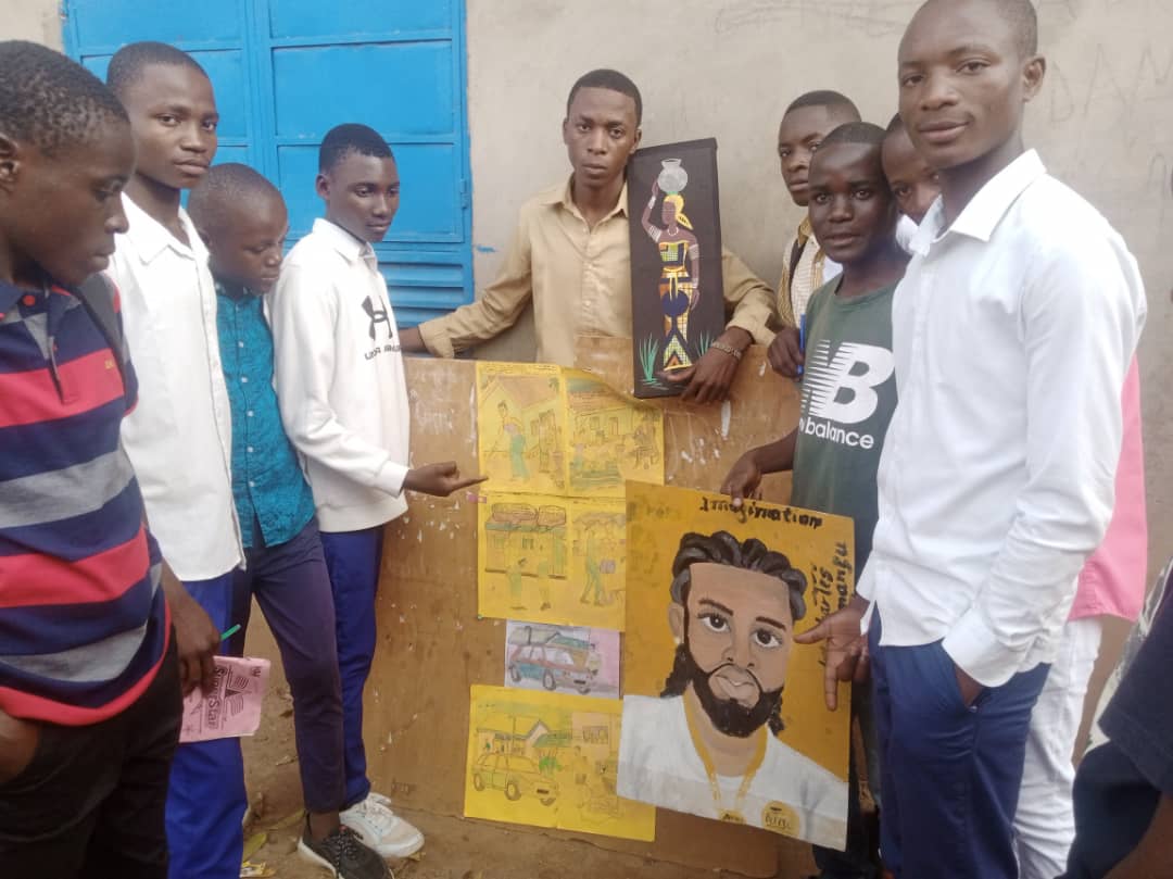 Kamanyola : L’œuvre de l’élève de l’institut Saint Jean inspire le public lors du promo-scolaire.