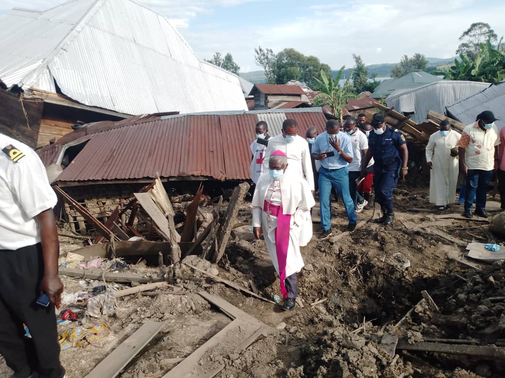 L’Archevêque de Bukavu François Xavier MAROY compatit avec les survivants des inondations de kalehe.