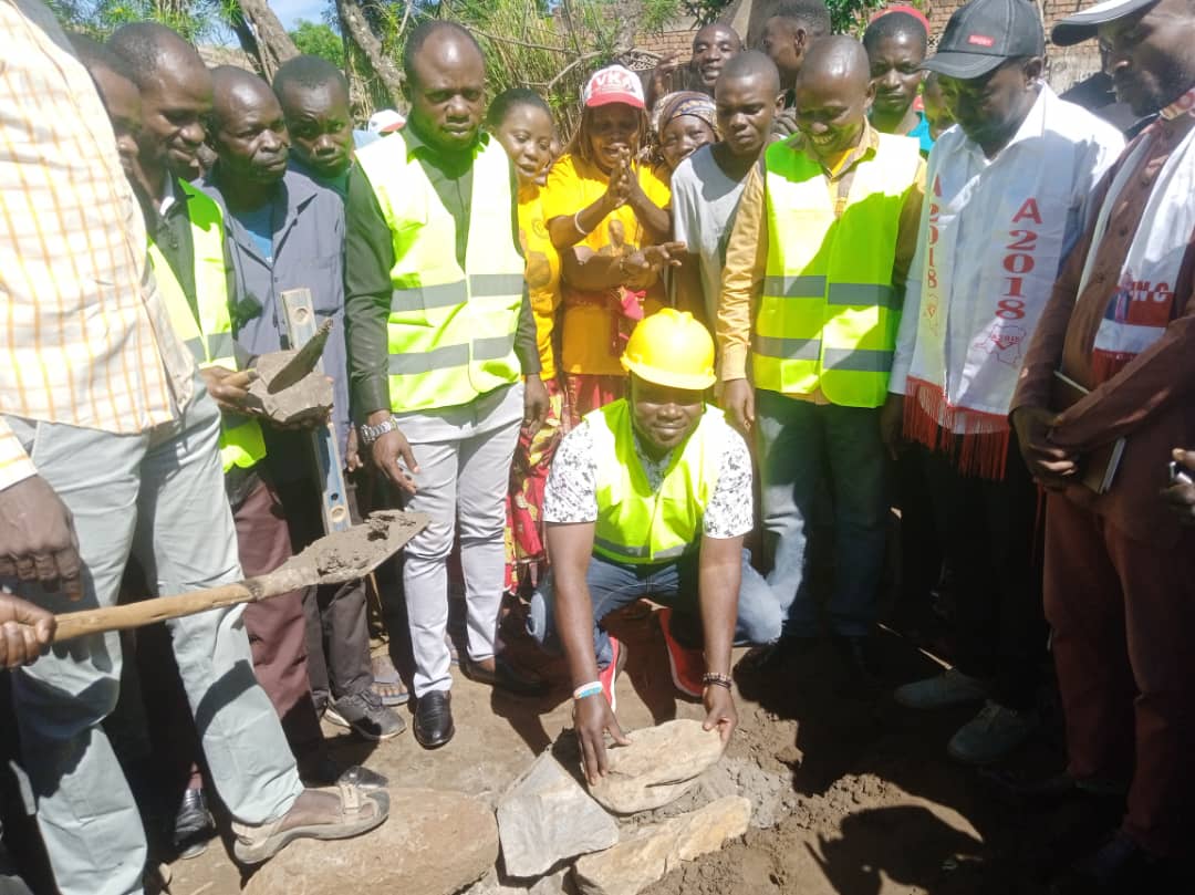 Kamanyola : La Fondation Germain BYADUNIA pose la première pierre de construction du pont Irohero-Kayange.