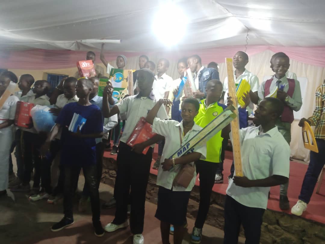 Flash fm Kamanyola : Les écoles finalistes au génie en herbe reçoivent des trophées.