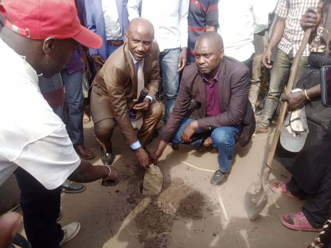 Hospitalier envers les habitants de Karhongo, le ministre David Mubalama donne le go pour la construction du bureau au marché de Munya.