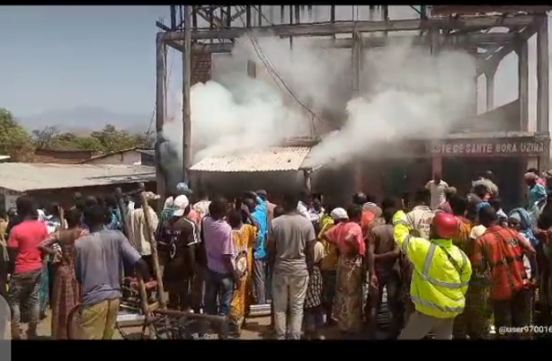 Kamanyola: Un immeuble de commerce embrasé par le feu au centre commercial.