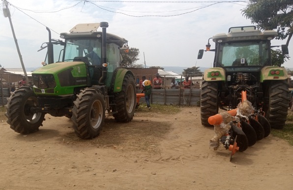 Kamanyola : 2 tracteurs et 2 tricycles remis en faveur des agriculteurs