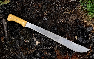 Kalunga: Dans une palabre entre beau-frères l’un sort blessé à la tête après usage de la machette.