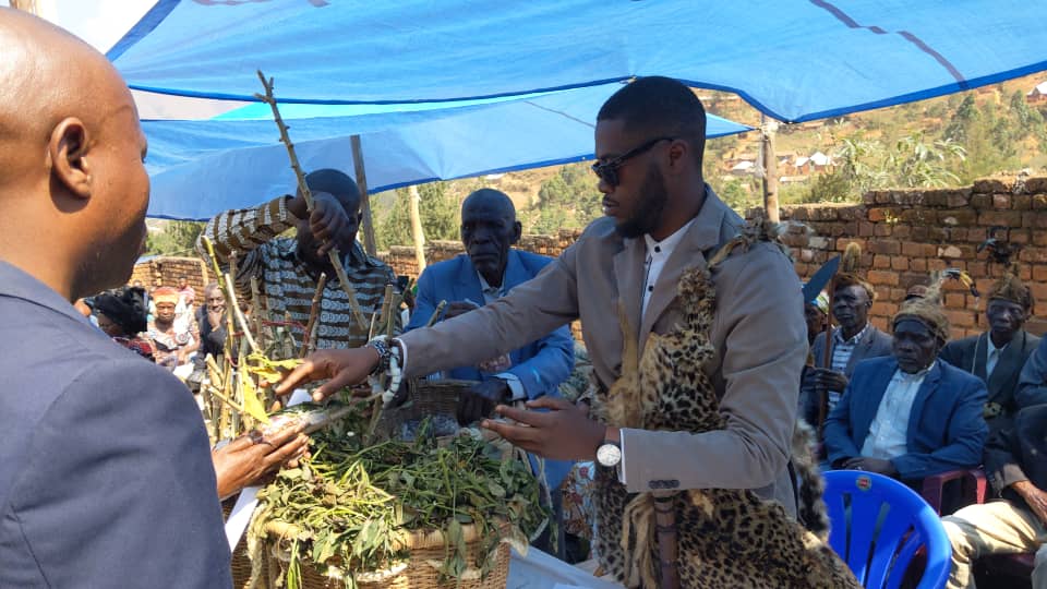 Kaziba: Cérémonie de bénédiction de semence ( Mubande) le Mwami Dirk Chimanye béni des semences