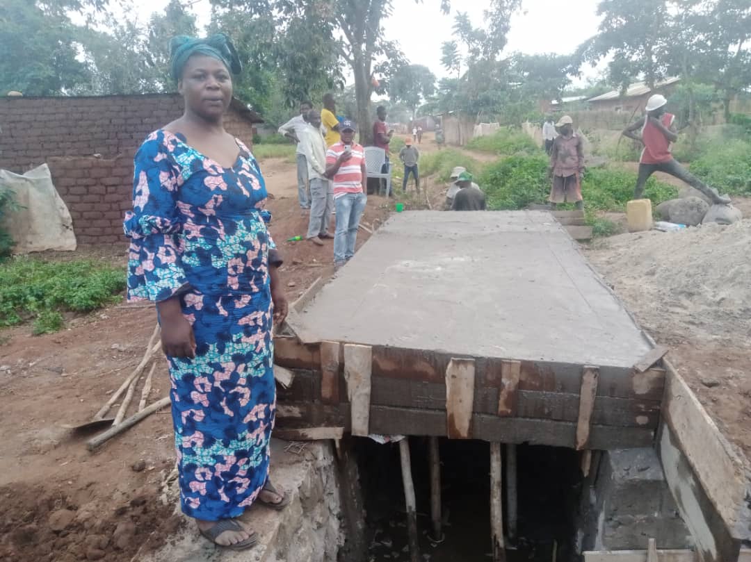Kamanyola : Les femmes de la coopérative mapendo construisent un ponceau à Rubumba.