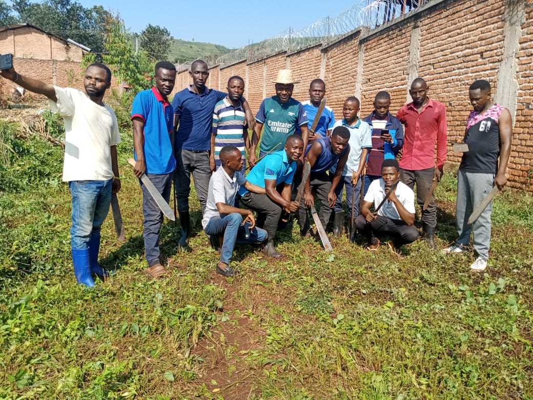 Walungu : Les structures des jeunes s’engagent dans les travaux communautaires à Kamanyola.