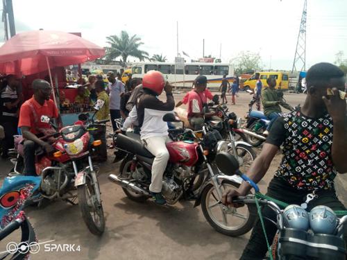 Kamanyola : vers un compromis sur le prix d’une course entre motocyclistes et conseil de la jeunesse à Kamanyola